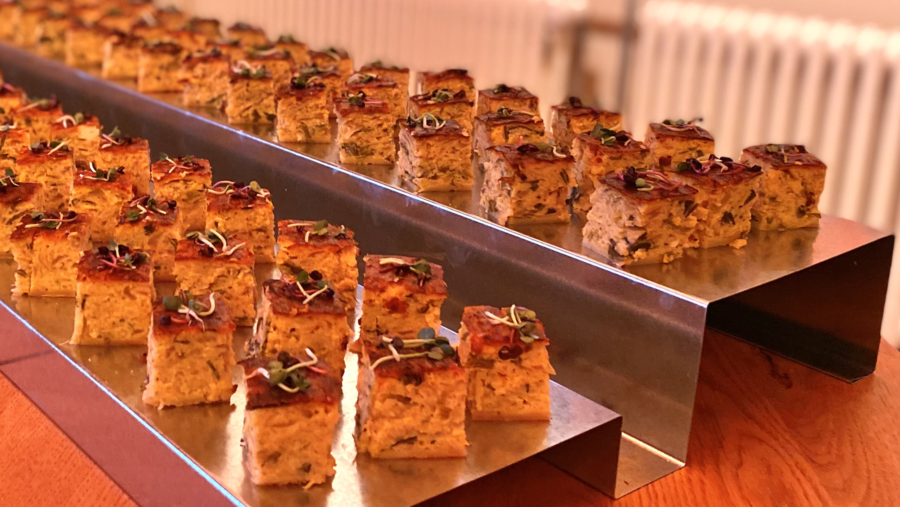 Catering on self-bent trays