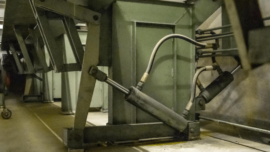 Type 69-M-6/1 bending machine: machine stands bolted to the ground