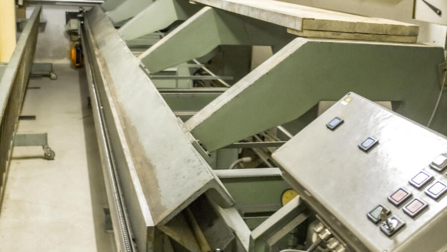 Type 69-M-6/1 bending machine: side view