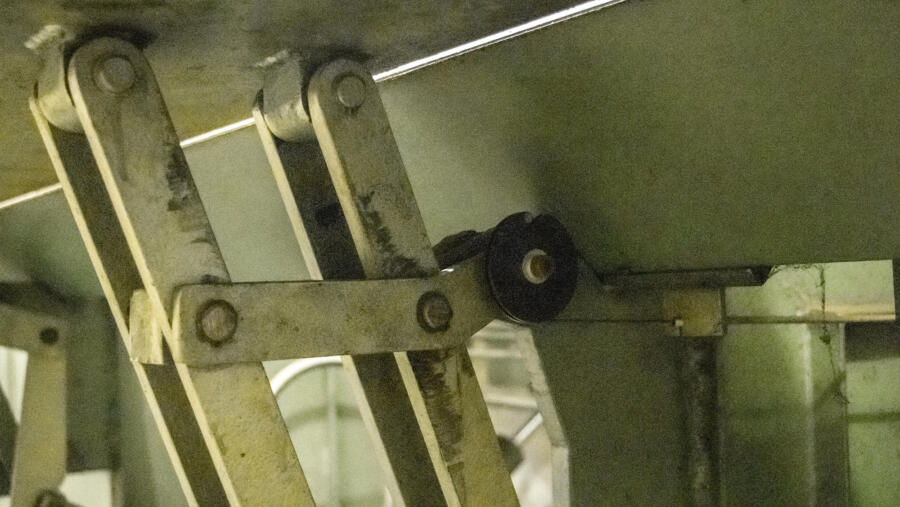 Type 69-M-6/1 bending machine: bending linkage as a parallelogram