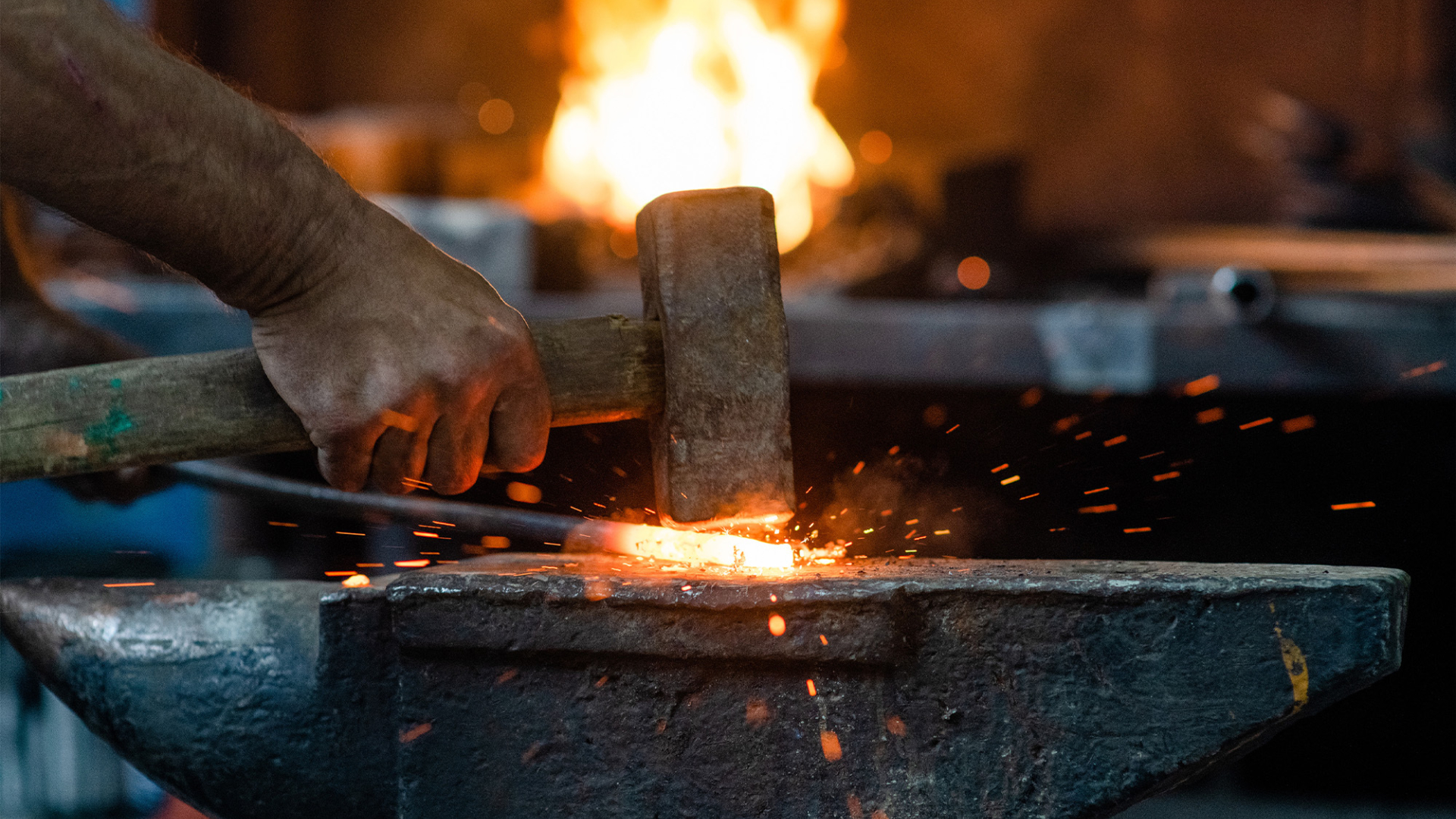 Manual sheet metal processing | © Ermolaev Alexandr – stock.adobe.com