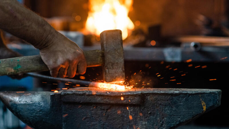Manual sheet metal processing | © Ermolaev Alexandr – stock.adobe.com