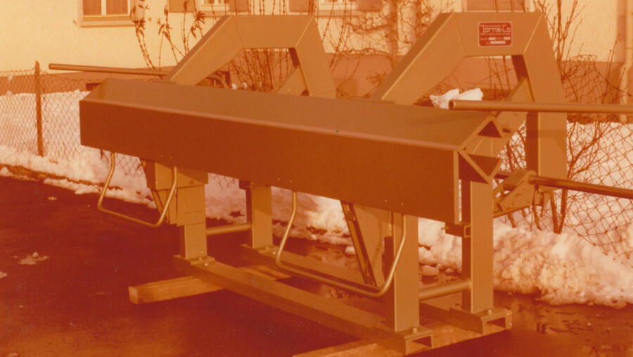 69-MH-4/1 series manual bending machine with machine frame, one of the first machines from Jorns, around 1973 | © Jorns AG
