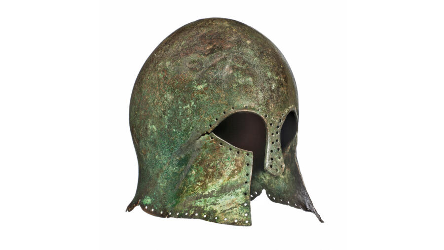 Antique helmet – made by forging a thick circular sheet of metal | © dcw25 – stock.adobe.com