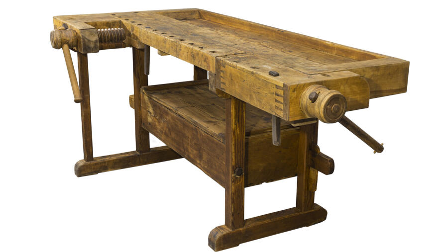 Old wooden workbench with integrated vices | © juriskraulis – stock.adobe.com