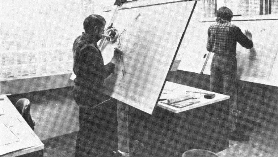 Planungsarbeit am Zeichenbrett: Kurt Jorns und Mitarbeiter, 1973 | © Jorns AG