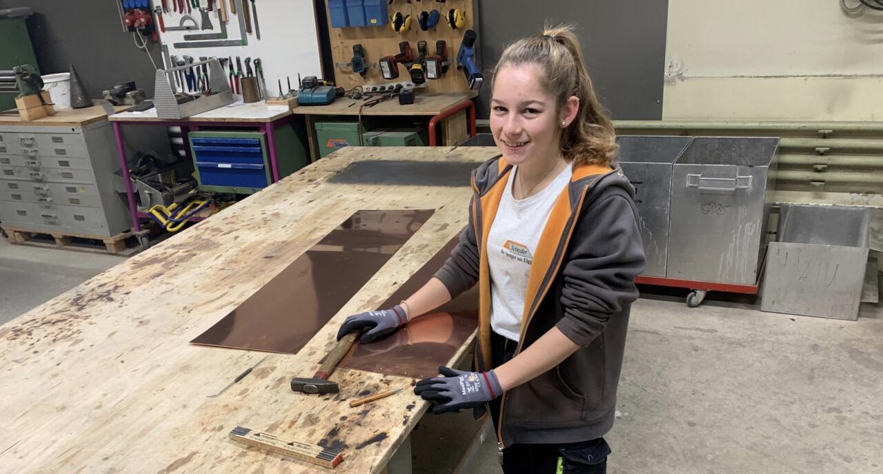 Junge Spenglerin in der Werkstatt, Spenglerei Schnyder AG Junge Spenglerin in der Werkstatt, Spenglerei Schnyder AG