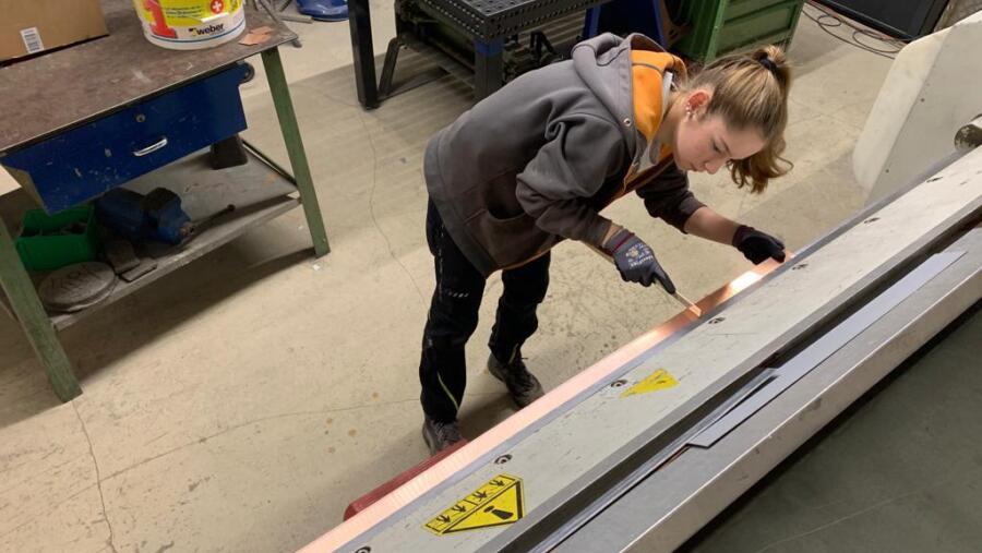 Young tinsmith during calibration, Spenglerei Schnyder AG